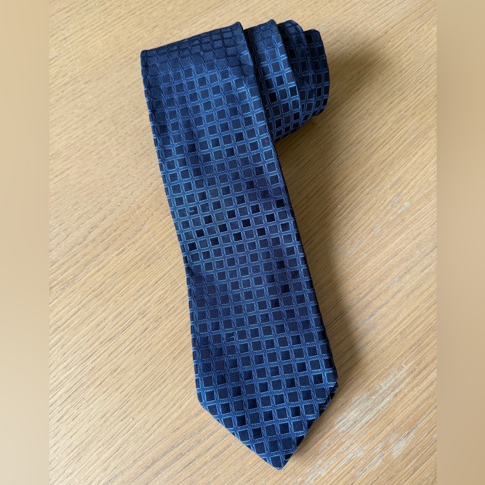 New! GUCCI Blue Geometric Pattern Silk Tie - Picture 15 of 16